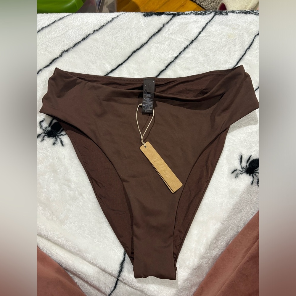 Skims high rise mid waist bikini bottoms cocoa NWT size medium